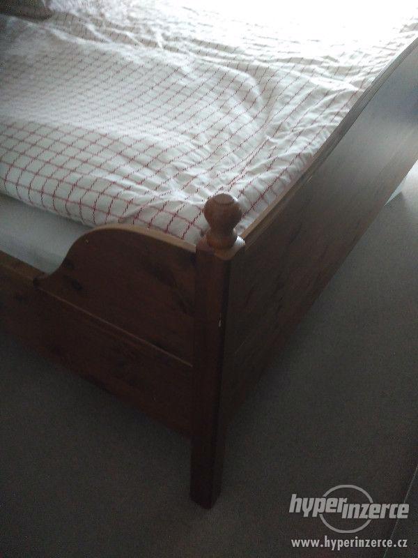 Ikea manželská postel Leksvik Antik + 2 noční stolky - foto 5