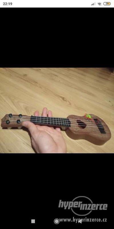 malé ukulele - foto 1