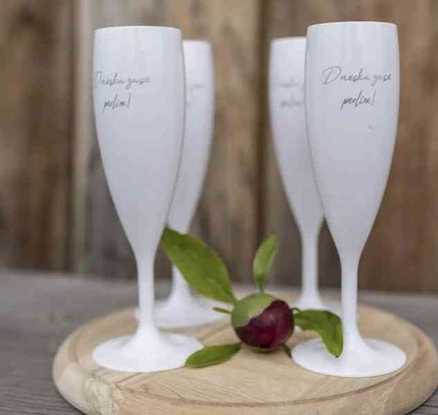 Svatební sklenice na párty jak doma na terase ale i v bazénu - foto 7