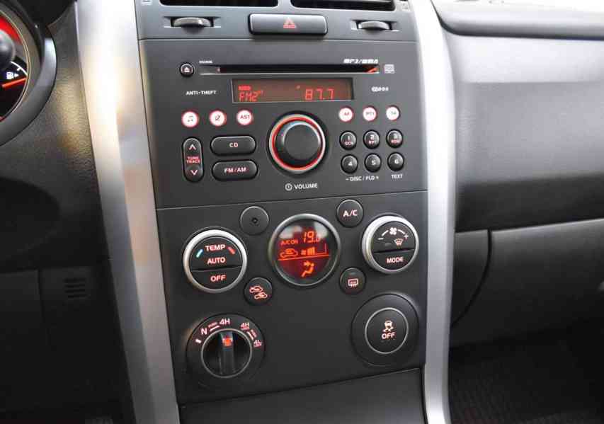 Suzuki Grand Vitara 2.4i Club benzín 124kw - foto 17