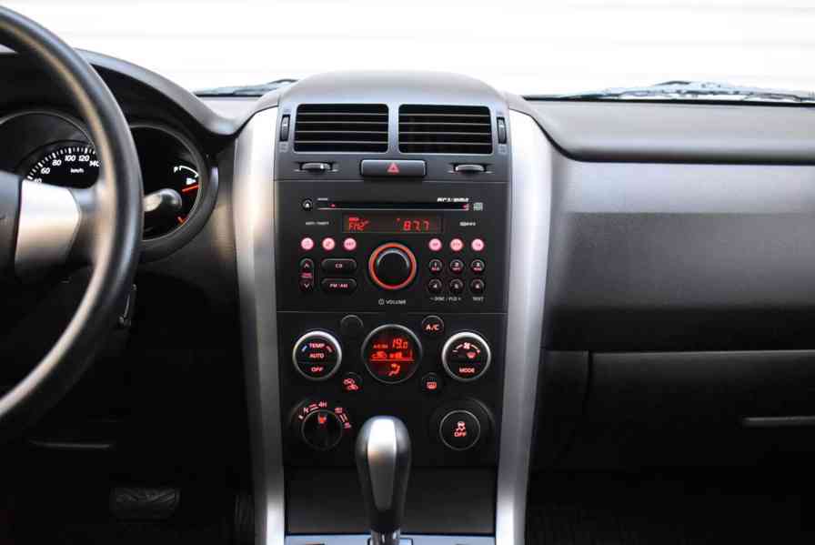 Suzuki Grand Vitara 2.4i Club benzín 124kw - foto 19