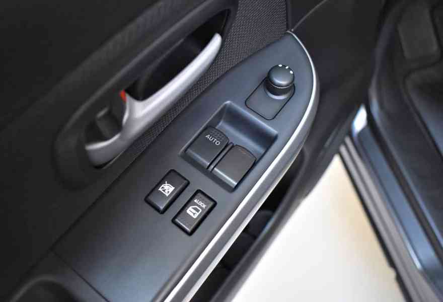 Suzuki Grand Vitara 2.4i Club benzín 124kw - foto 21