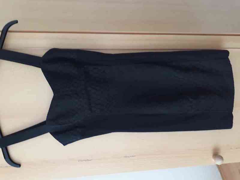 Krásné černé letní šaty s odhalenými zády (pásky) - foto 2