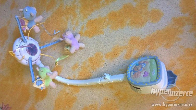 Kolotoč Fisher Price motýlí medvídci - foto 1