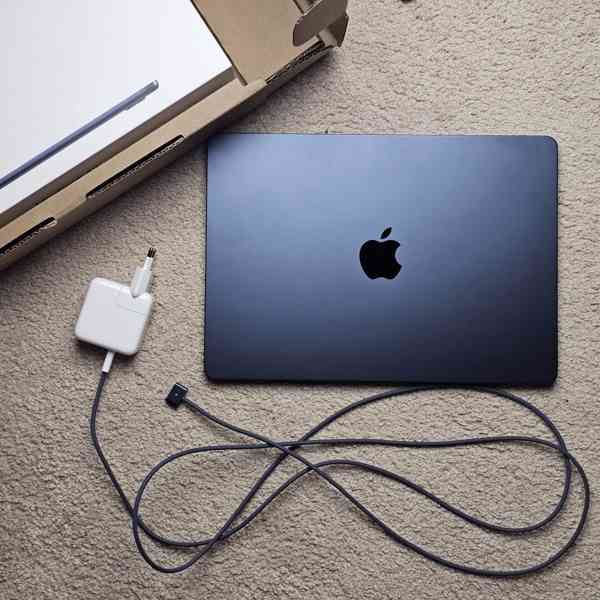 MacBook Air 13" 2022, M2, 8 GB, 256GB, Midnight, CZ - foto 2