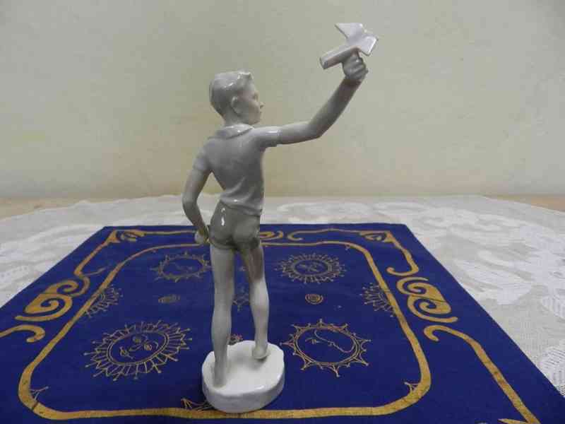 Zajímavá porcelánová figurka Chlapec s Vlaštovkou - foto 5