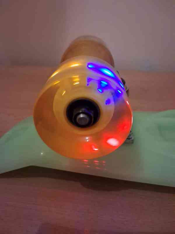Dětský fluorescenční skateboard s LED kolečky - foto 7