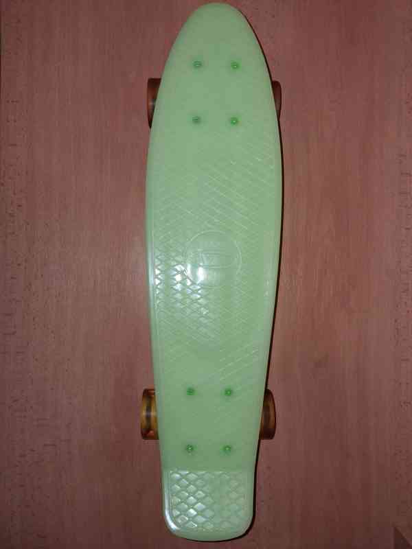 Dětský fluorescenční skateboard s LED kolečky - foto 4