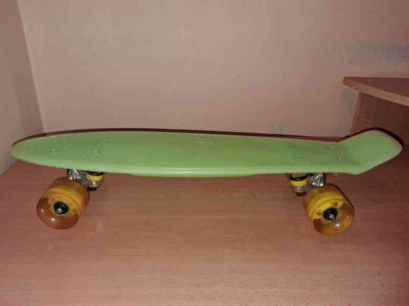 Dětský fluorescenční skateboard s LED kolečky - foto 2