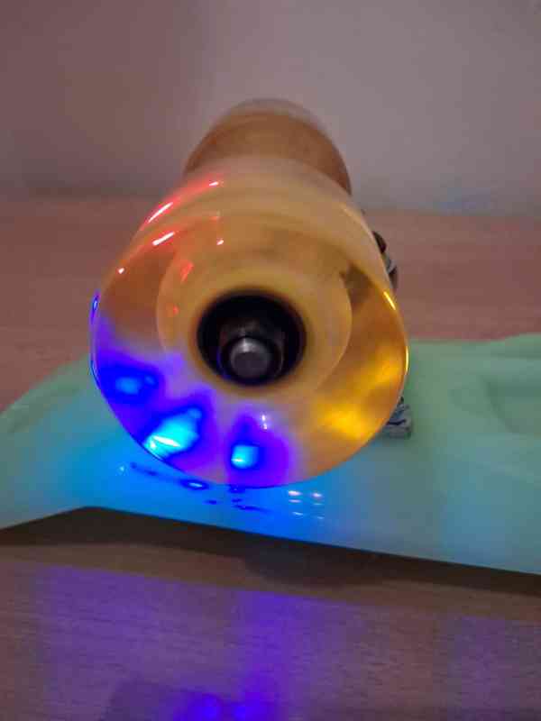 Dětský fluorescenční skateboard s LED kolečky - foto 9