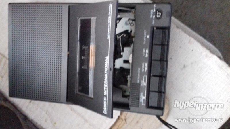 Retro kousek - přenosné rádio s kazetovým přehrávačem - foto 2
