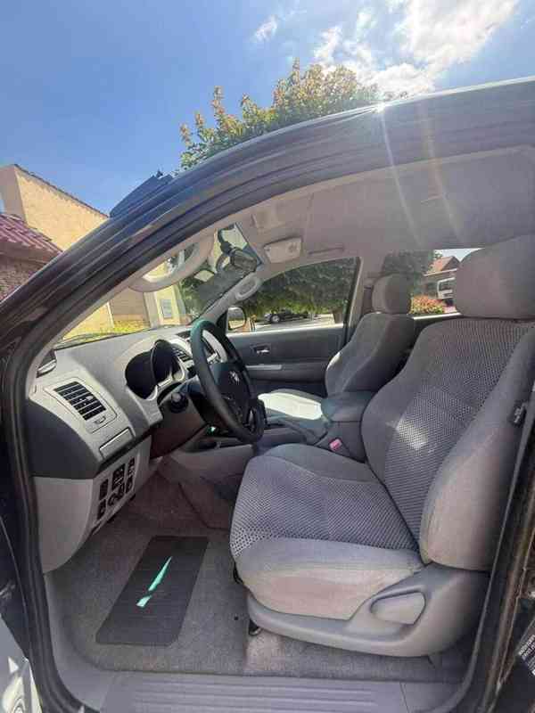 Toyota Hilux 3,0D4D Aut. Sol 4x4 126kw - foto 5