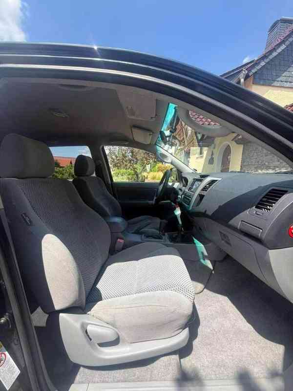 Toyota Hilux 3,0D4D Aut. Sol 4x4 126kw - foto 8