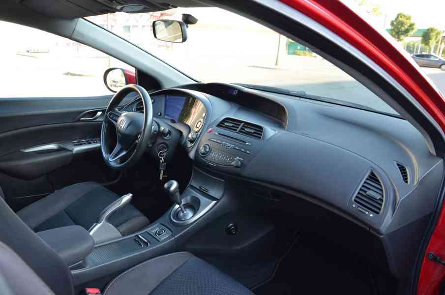 Honda Civic VIII 1.4 i-VTEC - foto 15