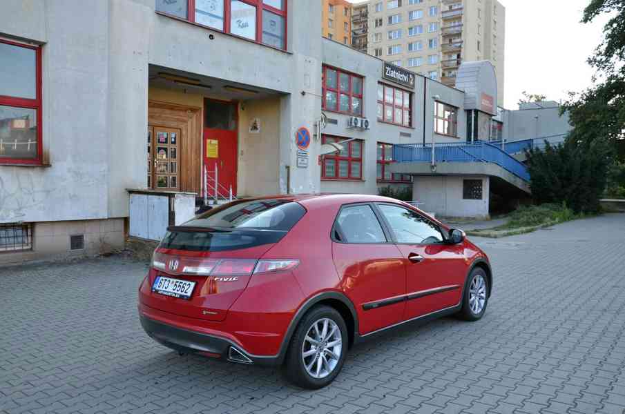 Honda Civic VIII 1.4 i-VTEC - foto 5