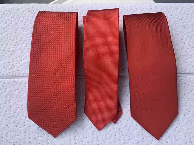 Kravata, odstíny červené barvy  - foto 2