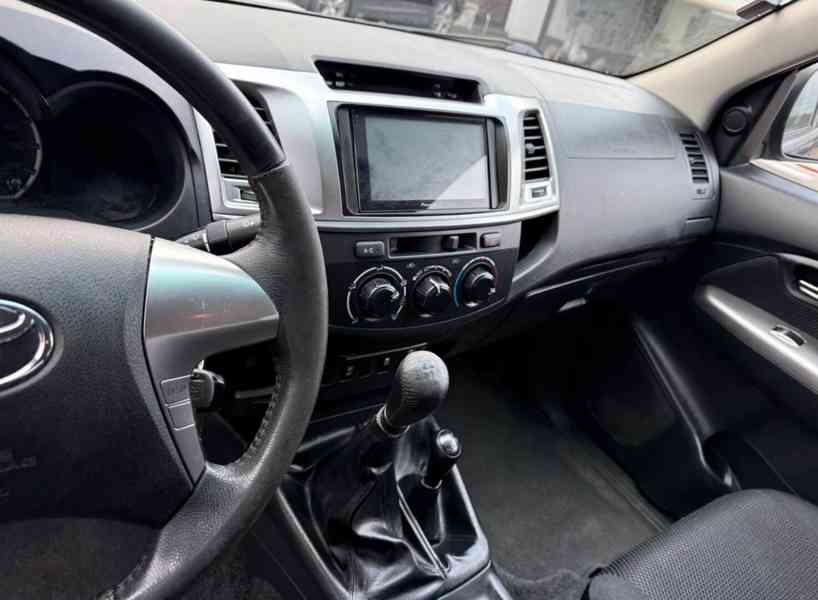 Toyota Hilux 2,5 D4-D Double Cab Life 4x4 106kw - foto 8