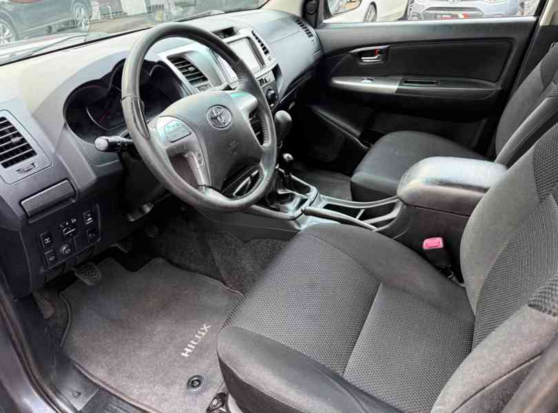 Toyota Hilux 2,5 D4-D Double Cab Life 4x4 106kw - foto 7