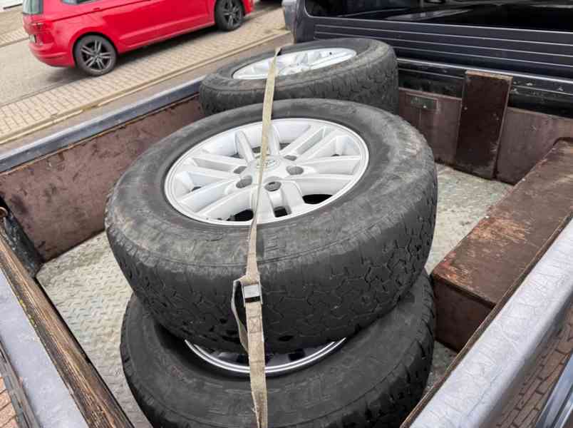 Toyota Hilux 2,5 D4-D Double Cab Life 4x4 106kw - foto 17