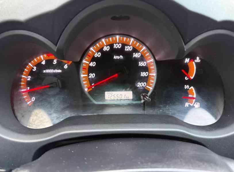 Toyota Hilux 2,5 D4-D Double Cab Life 4x4 106kw - foto 11