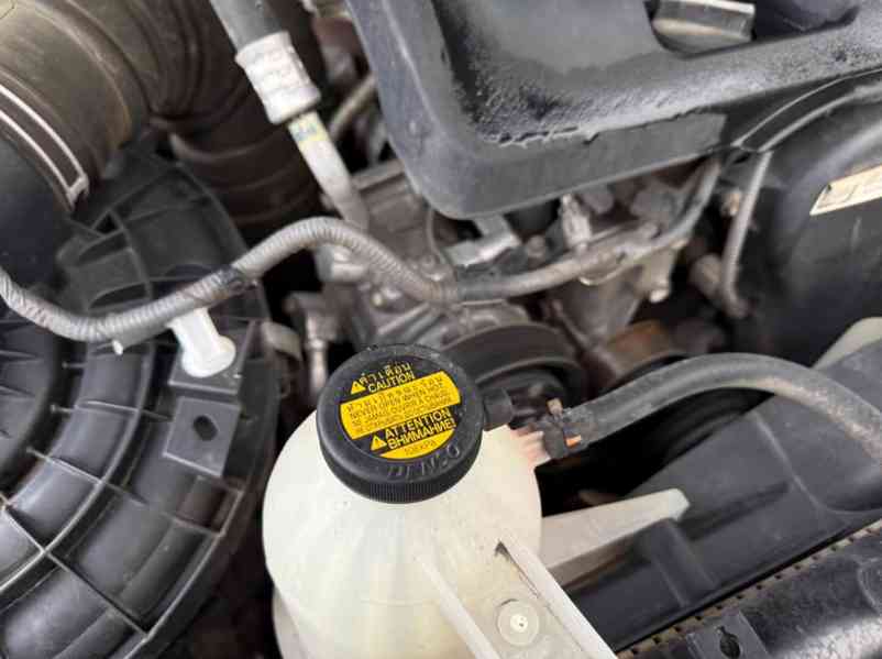 Toyota Hilux 2,5 D4-D Double Cab Life 4x4 106kw - foto 15