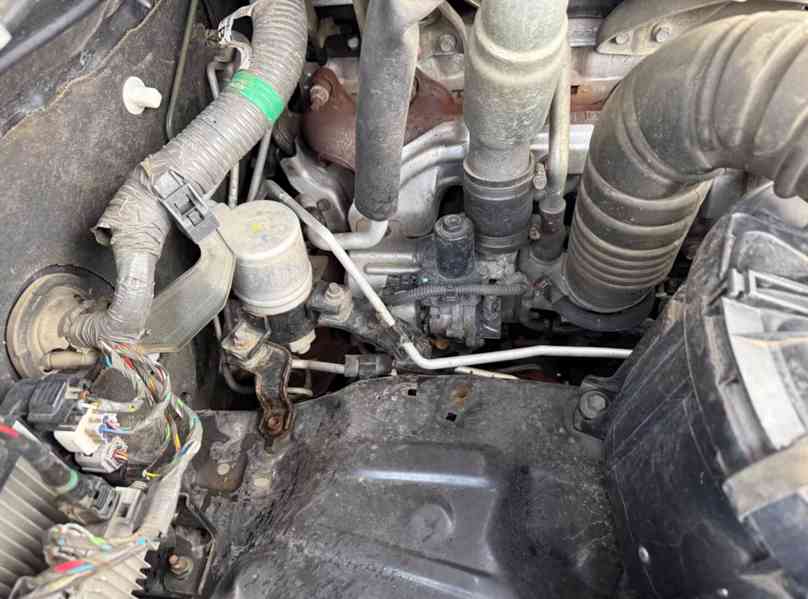 Toyota Hilux 2,5 D4-D Double Cab Life 4x4 106kw - foto 16