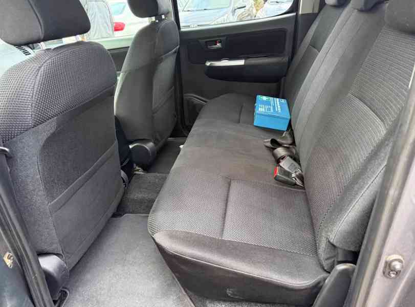 Toyota Hilux 2,5 D4-D Double Cab Life 4x4 106kw - foto 10
