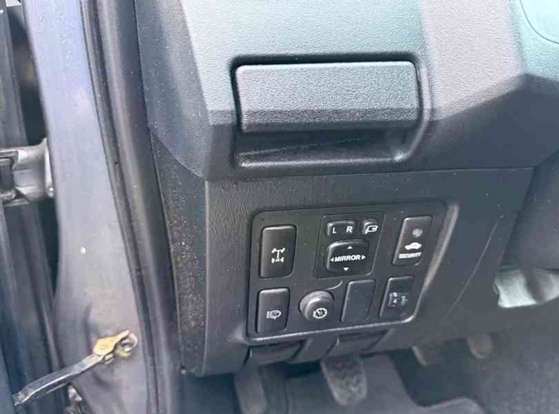 Toyota Hilux 2,5 D4-D Double Cab Life 4x4 106kw - foto 9