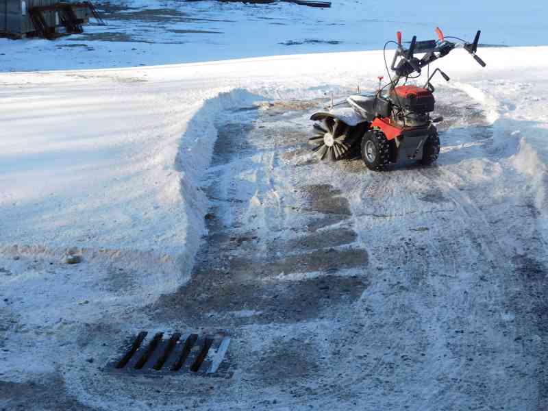 Jansen MKB-500E Motorová metla s pluhem, sbernou nádrzi a el - foto 7