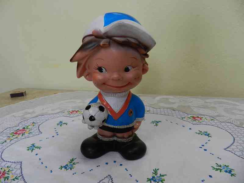 Stará gumová hračka Chlapec Kluk Fotbalista - foto 1