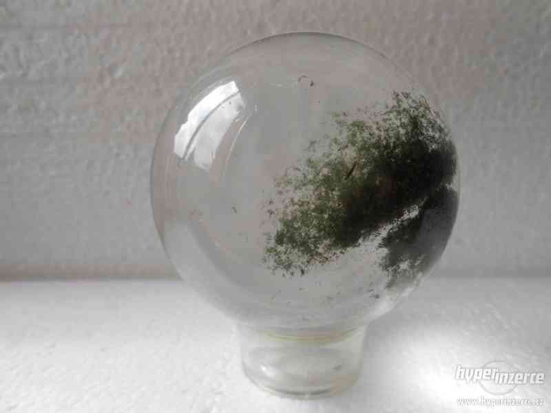 Křišťálová koule s chloritem průměr 6,15 cm - foto 2