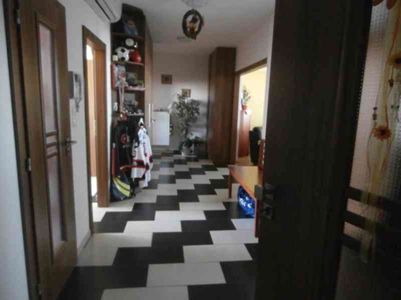 Prostorný a světlý 3+1 (80 m2) k pronájmu v Novém Šaldorfu u - foto 4