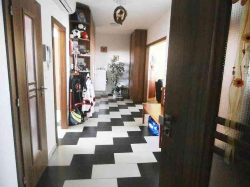 Prostorný a světlý 3+1 (80 m2) k pronájmu v Novém Šaldorfu u - foto 4