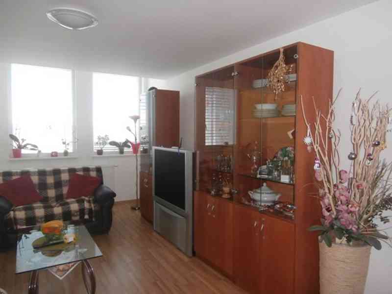 Prostorný a světlý 3+1 (80 m2) k pronájmu v Novém Šaldorfu u - foto 2