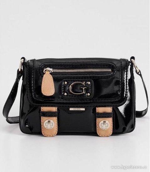 GUESS černá lesklá crossbody kabelka - foto 3