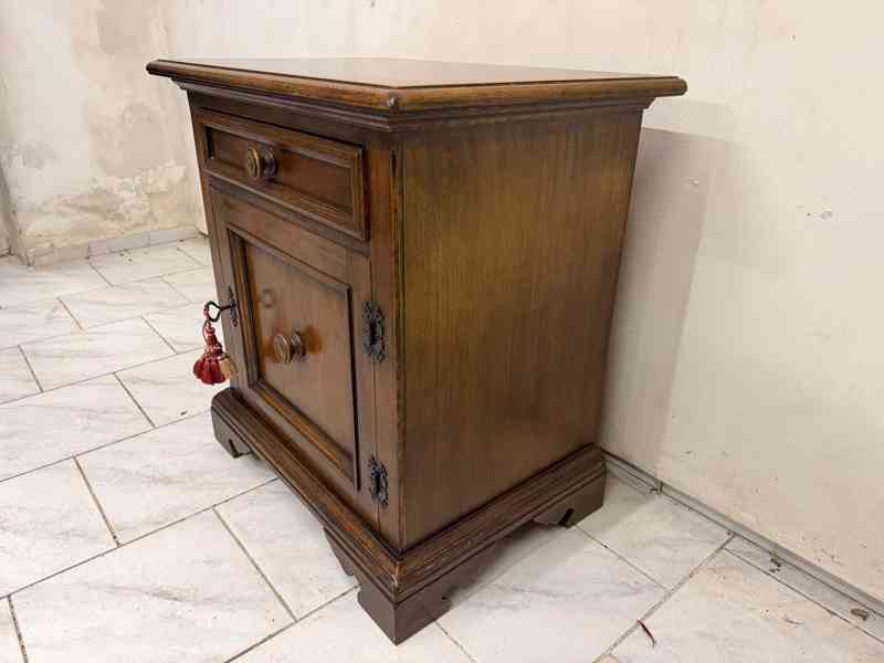 Starožitná rustikální skříňka - foto 2