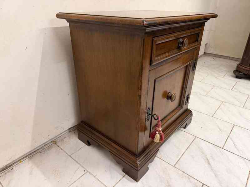 Starožitná rustikální skříňka - foto 3