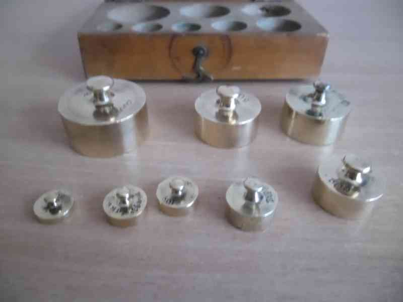 staré mosazné závaží k váhám - vyleštěno - foto 3