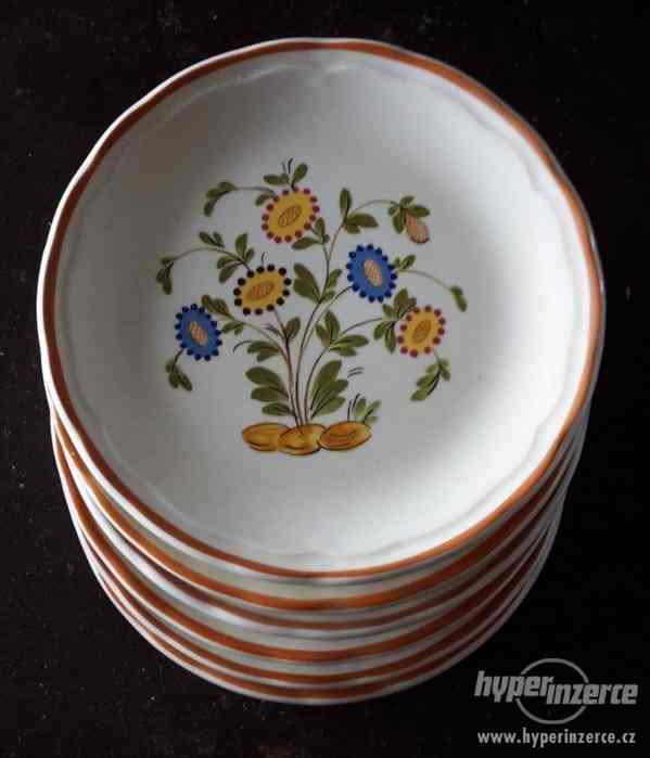 6 porcelánových talířů s květinovým motivem - foto 1