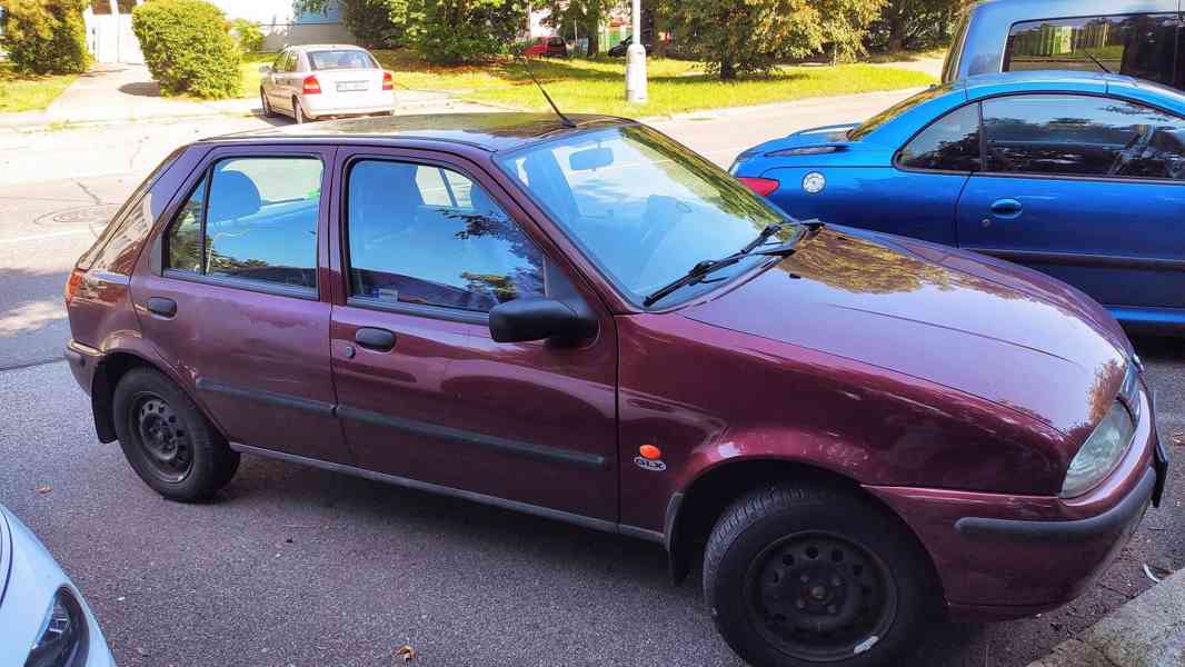 Mazda 121 vínová metalíza - prodej  - foto 4