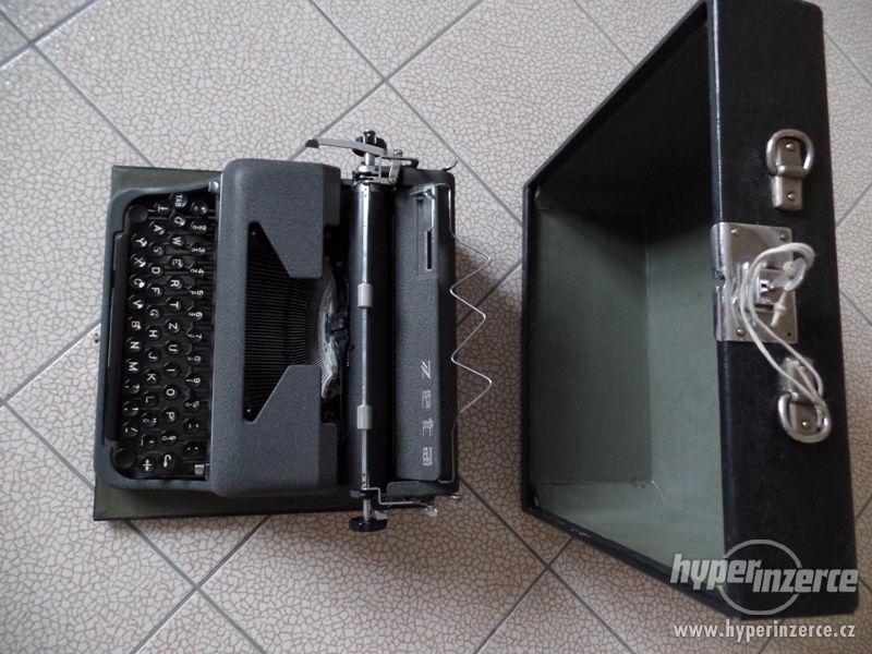 krásný starožitný psací stroj - foto 2