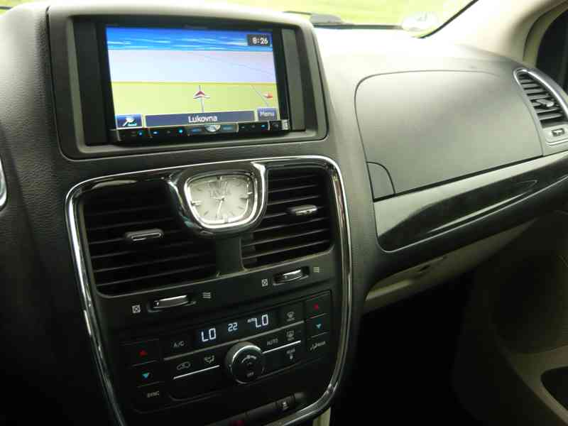 Chrysler Lancia Voyager 3,6 NAVI DVD RT 2013 - foto 12