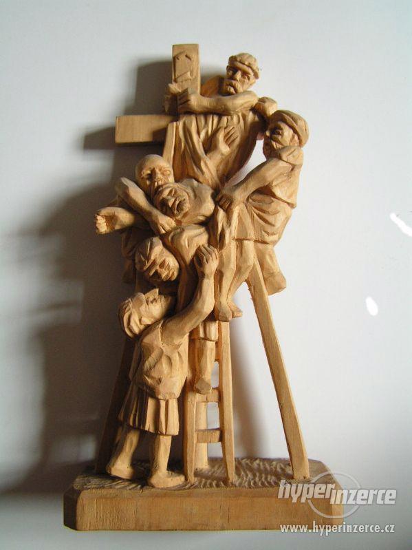 dřevořezba z lipového dřeva - snímání z kříže