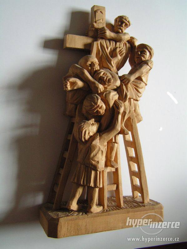 dřevořezba z lipového dřeva - snímání z kříže - foto 3