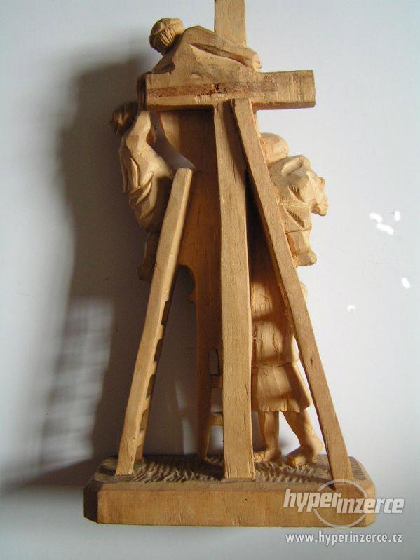 dřevořezba z lipového dřeva - snímání z kříže - foto 6