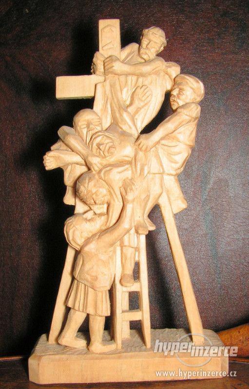 dřevořezba z lipového dřeva - snímání z kříže - foto 8