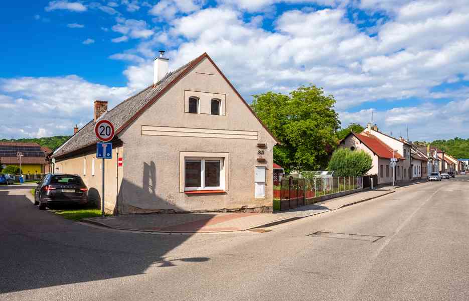 Prodej útulného domu v Libáni, zahrádka, garáž, sklep - foto 8