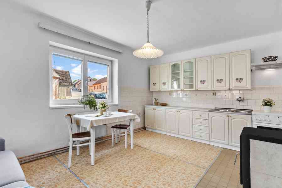 Prodej útulného domu v Libáni, zahrádka, garáž, sklep - foto 12