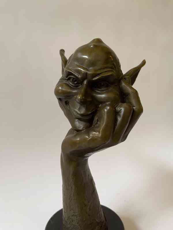Goblin - bronzová socha na mramoru - foto 2
