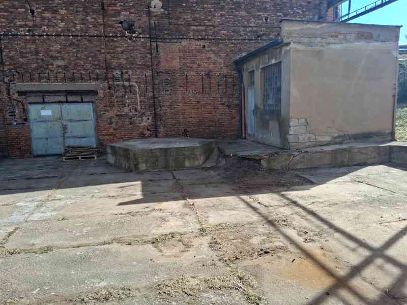 Pronájem zpevněné oplocené panelové plochy - foto 4